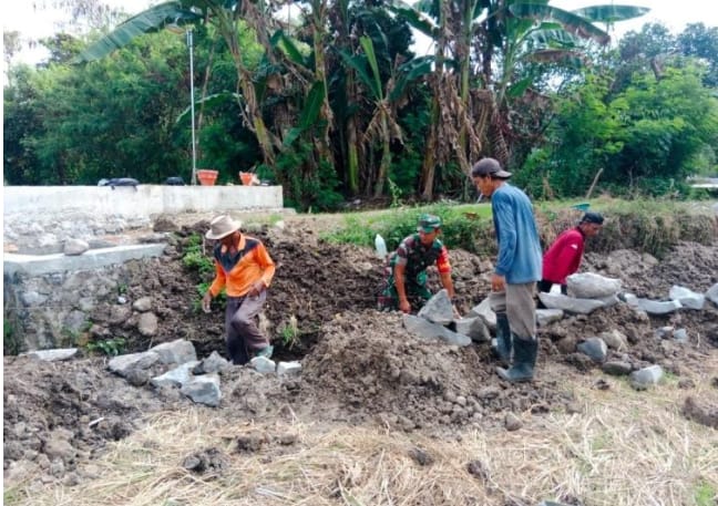 Kerja Bakti Babinsa Bersama Warga Bangun Saluran Irigasi