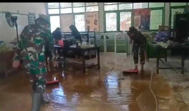Banjir dan Tanah Longsor di Prajurit TNI Jajara Kodim 1403 Palopo Bantu Bersihkan Material Lumpur