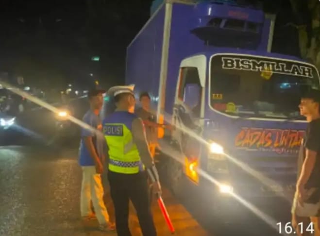 Berikan Teguran Kepada Para Supir Truck Yang Parkir Sembarangan