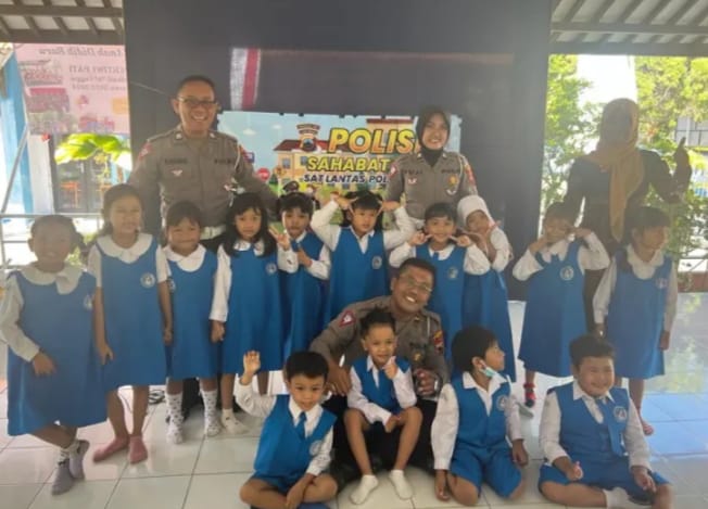 Satlantas Polresta Pati giliran melaksanakan kegiatan Polisi Sahabat Anak (PSA) di TK Pertiwi
