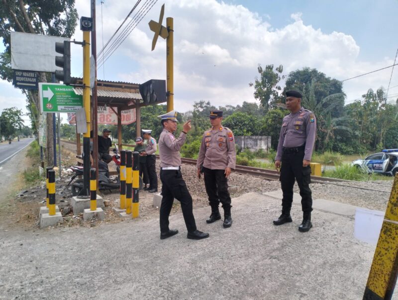 Polisi Edukasi Relawan Perlintasan KA Tanpa Palang Pintu di Tulungagung