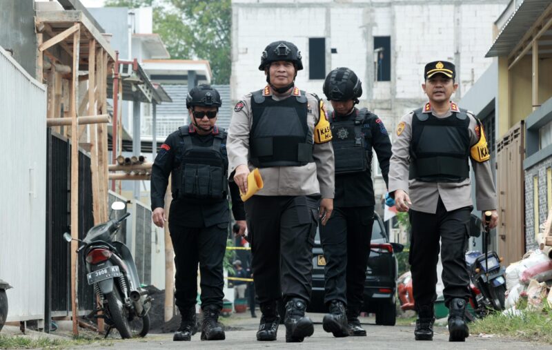 Densus 88 Dibantu Polda Jatim Lakukan Olah TKP di Rumah Terduga Teroris