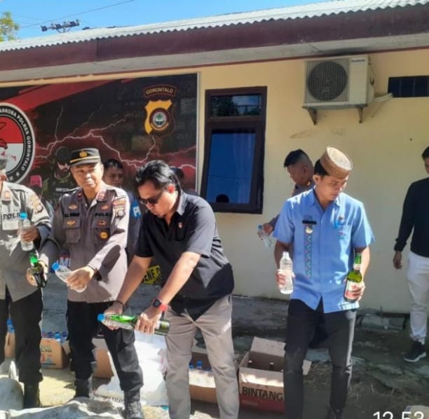 Sat Narkoba Polres Gorontalo, Lakukan Pemusnahan Miras Berbagai Jenis Yang Telah Memiliki Kekuatan Hukum Tetap