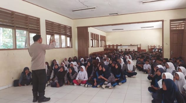Cegah Sejak Dini Kenalakan Remaja, Kapolsek Bayah – Polres Lebak Berikan Penyuluhan Kepada Siswa/i SMPN 2 Bayah (SMP Sawarna)