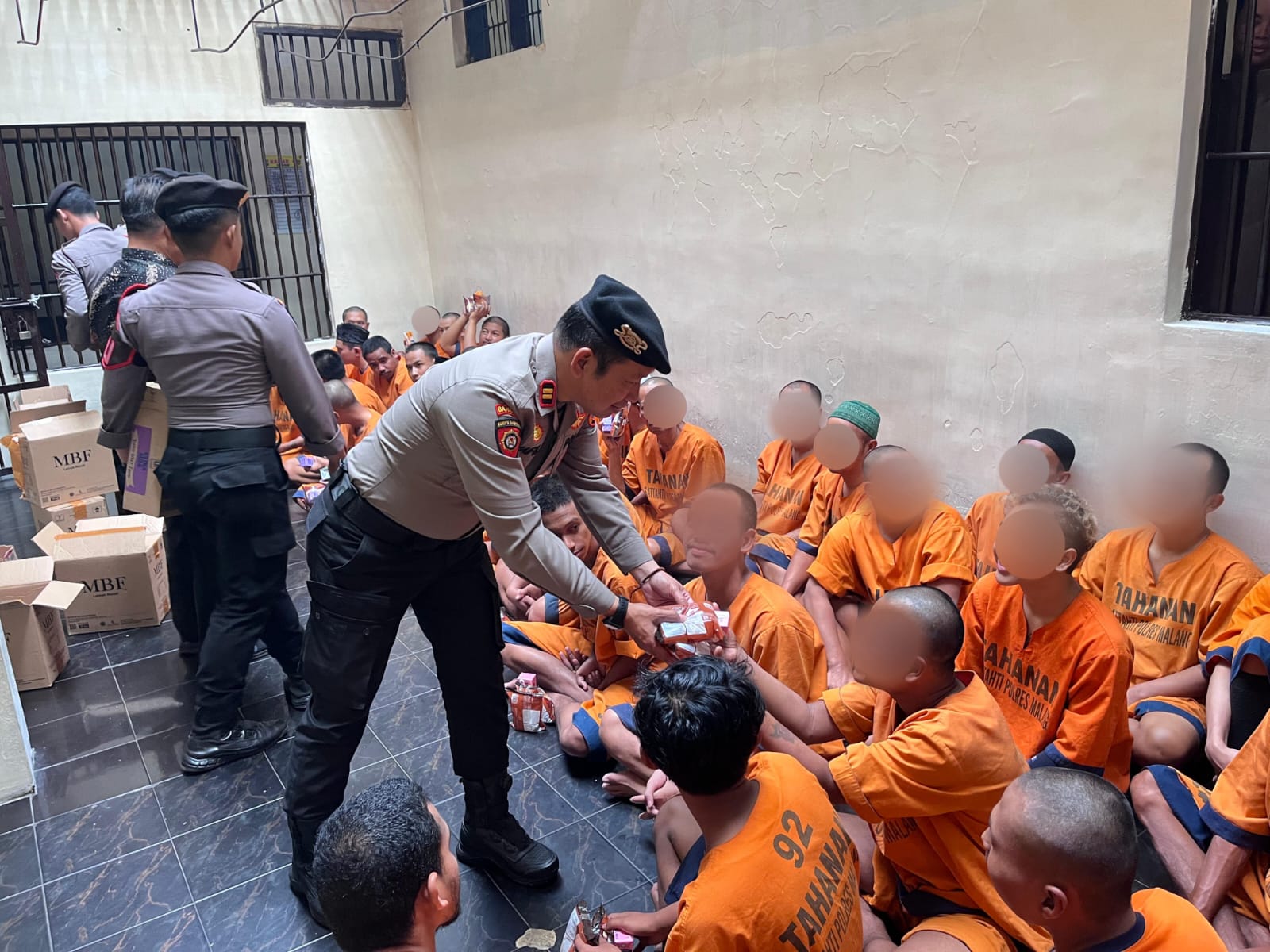 Polres Malang Gelar Jumat Berkah, Beri Makanan Tambahan kepada Tahanan