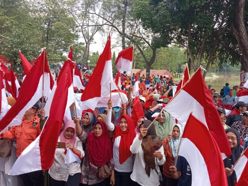 Bupati Mojokerto Ikfina Bagikan 1500 Bendera Merah Putih di Ecopark Waduk Tanjungan untuk HUT RI ke-79