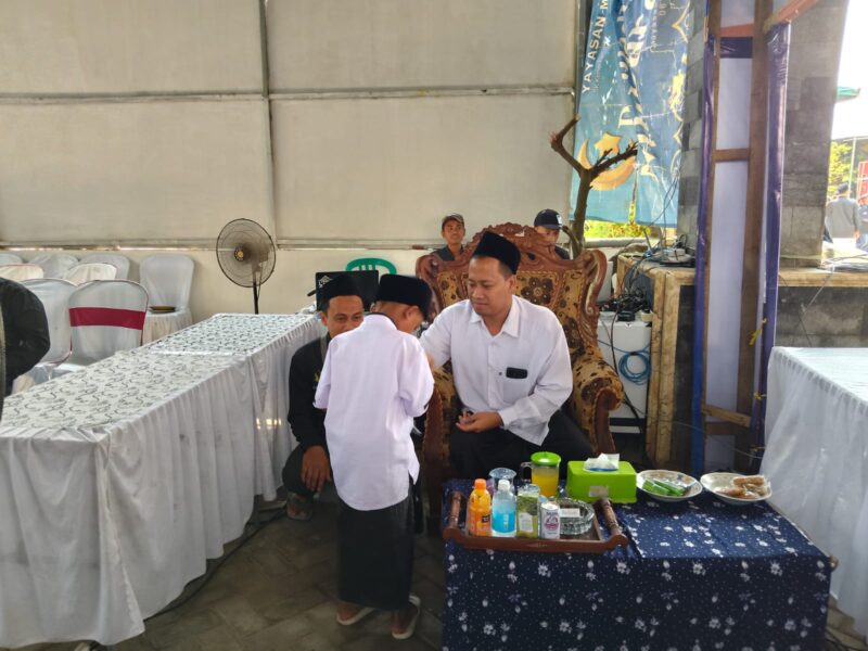 SUNATAN MASSAL WARNAI HAUL KE 8 Al Arif Billah Syaikhona KH,Djamari.
