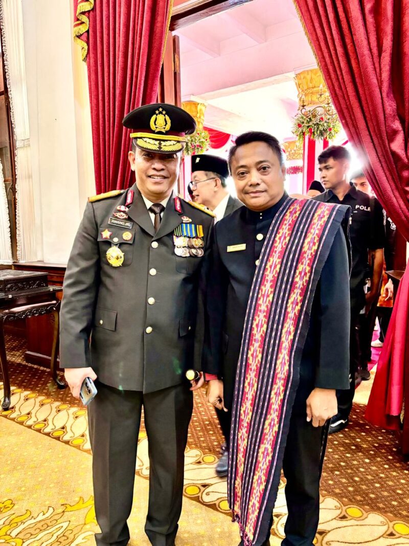 Caption foto: Ketua GSI Dadang Buana berpakaian adat daerah Nusa Tenggara Timur (NTT) bersama Kepala Badan Narkotika Nasional Provinsi Jawa Timur (BNNP Jatim),Brigjen Pol. Awang Joko Rumitro S.I.K., M.Si.
