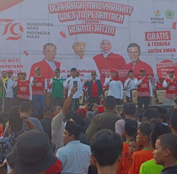 Khofifah Indar Parawansa saat serahkan hadiah pada pemenang juara diperlombaan KORMI.