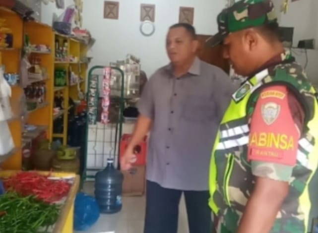 Aceh-Aceh Tamiang- Babinsa Koramil 08/Rantau Serma Syafrizal melaksanakan pengecekan ketersediaan harga sembako secara langsung di kios-kios dan pasar