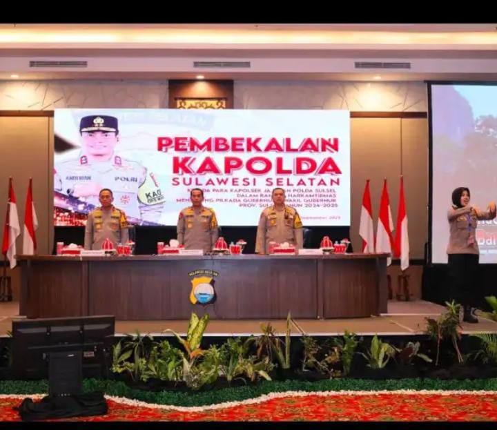 Kapolda Sulsel Irjen Pol. Andi Rian R. Djajadi memberikan pembekalan kepada Kapolsek