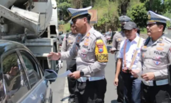 Polisi Bersama PT. KAI Daop 9 Jember Gencar Sosialisasikan Keselamatan di Perlintasan Sebidang