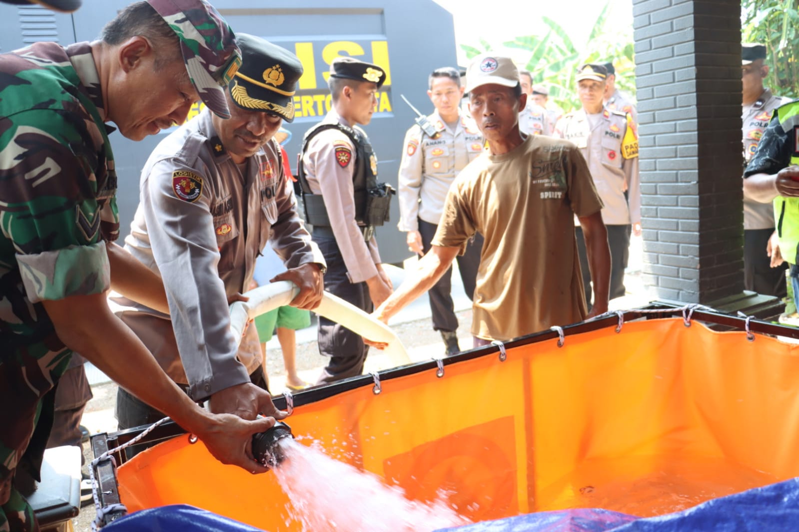 Mobil AWC Polres Mojokerto Kota Keliling Desa Pasok Air Bersih Untuk Warga