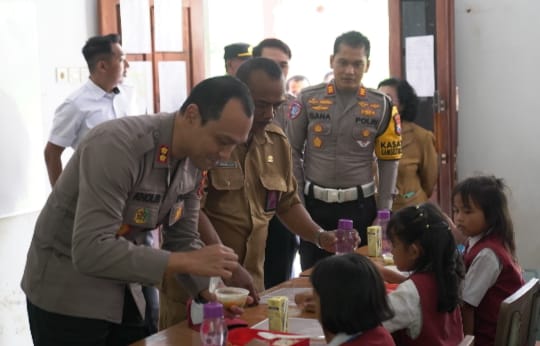 Polisi Peduli, Polres Malang Berbagi Makanan Bergizi untuk Pelajar Terdampak Banjir