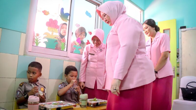 Ketua YKB Jatim Ade Imam Sugianto Kunjungi TK Kemala Bhayangkari 23 Lumajang, Berikan Makan Bergizi Gratis