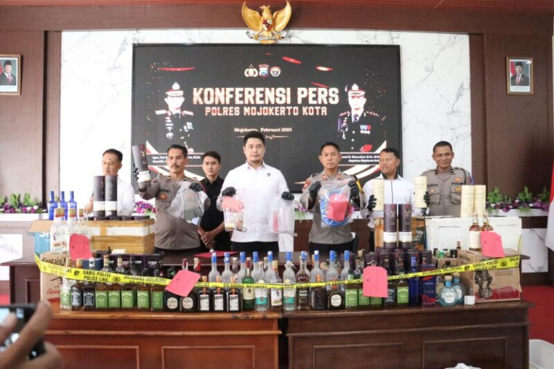 Ratusan Botol Diamankan, Polres Mojokerto Kota Grebek Rumah Produksi Miras Ilegal