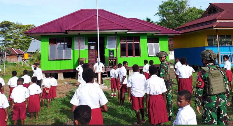 Satgas Yonif 611/Awang Long, Melaksanakan Kegiatan Pembinaan Tertorial di SD Jita Sekaligus Bagikan Sarana Sekolah