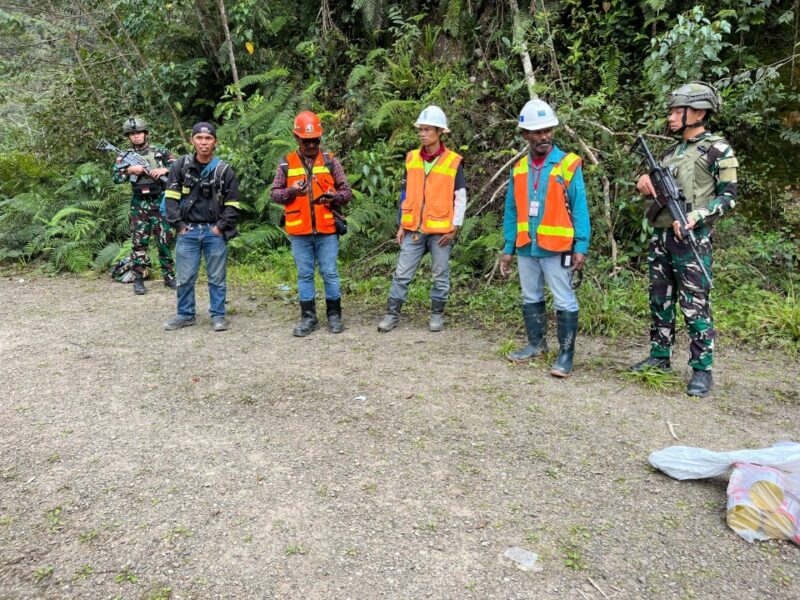 Pentingnya Kebutuhan Air Bersih, Satgas Yonif 611/Awang Long Bersama Tim CLO Gelar Gotong Royong Perbaikan Bendungan Air