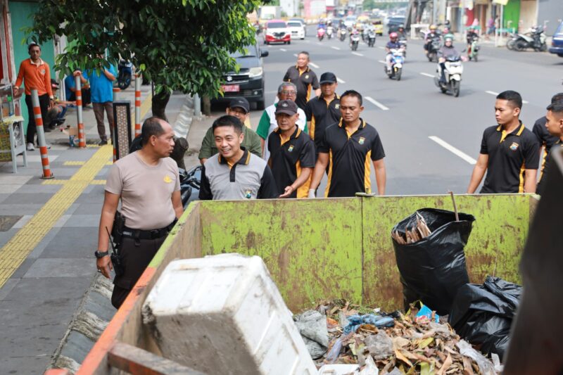 Respon Keluhan Masyarakat Saat Curhat Kamtibmas Polisi Kerja Bhakti Bersihkan Tumpukan Sampah di Jember