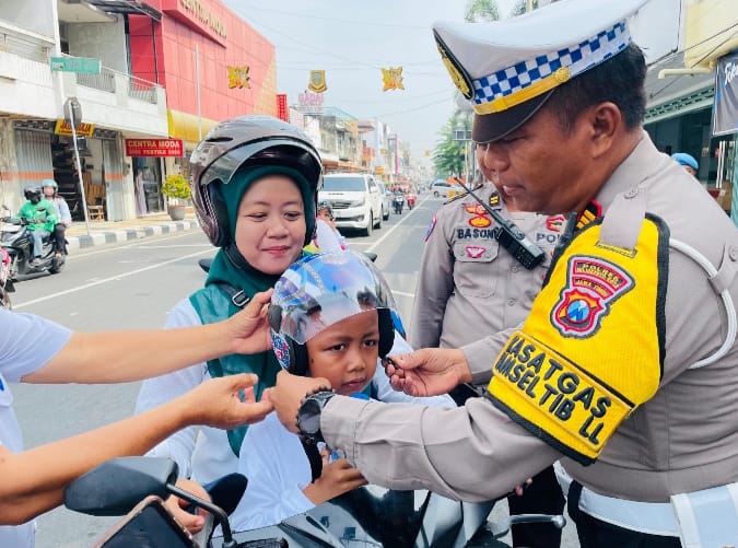Bagikan Helm dan Snack, Cara Unik Satlantas Polres Mojokerto Kota Gelorakan Keselamatan Lalu Lintas