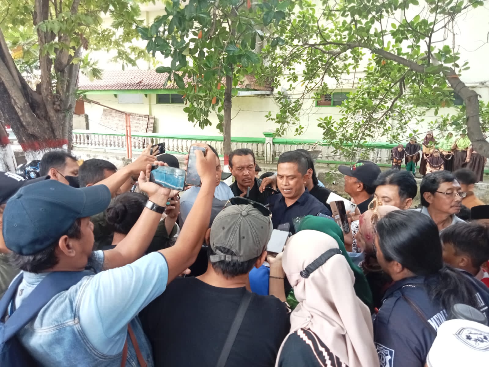 Ketegangan di Mojokerto: Kepala Sekolah MI Sebut LSM Penghasut, Hadi Purwanto Ambil Sikap