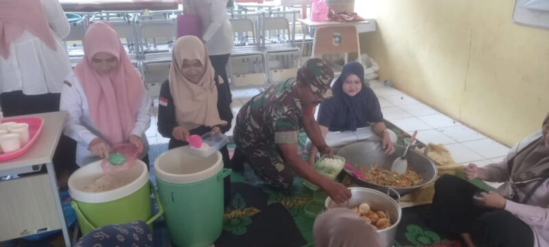 Hari Kedua Personel Kodim 1009/Tanah Laut Kawal Uji Coba Makan Gratis Kepada Siswa Siswi SDN Pabahanan