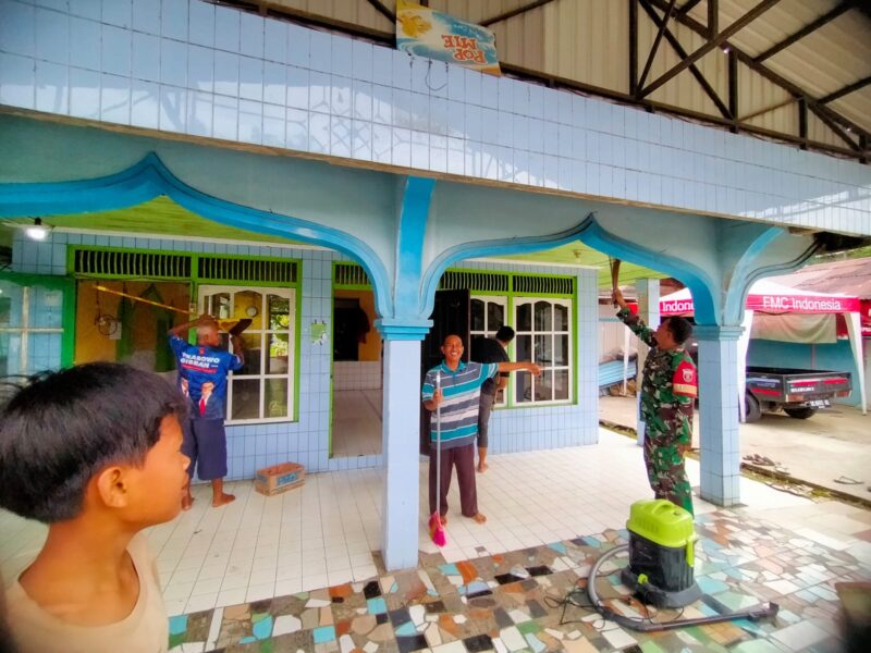 Siapkan Tempat Ibadah Nyaman, TNI Bersihkan Langgar Nurul Jannah
