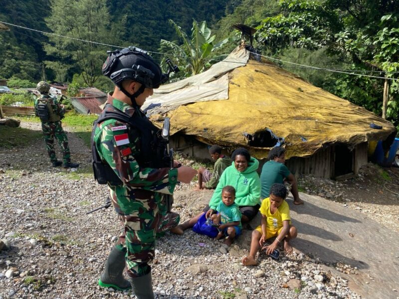 Bantu Ringankan Beban Warga, Satgas Yonif 611/Awang Long Gelar Jum’at Berkah Berbagi Makanan