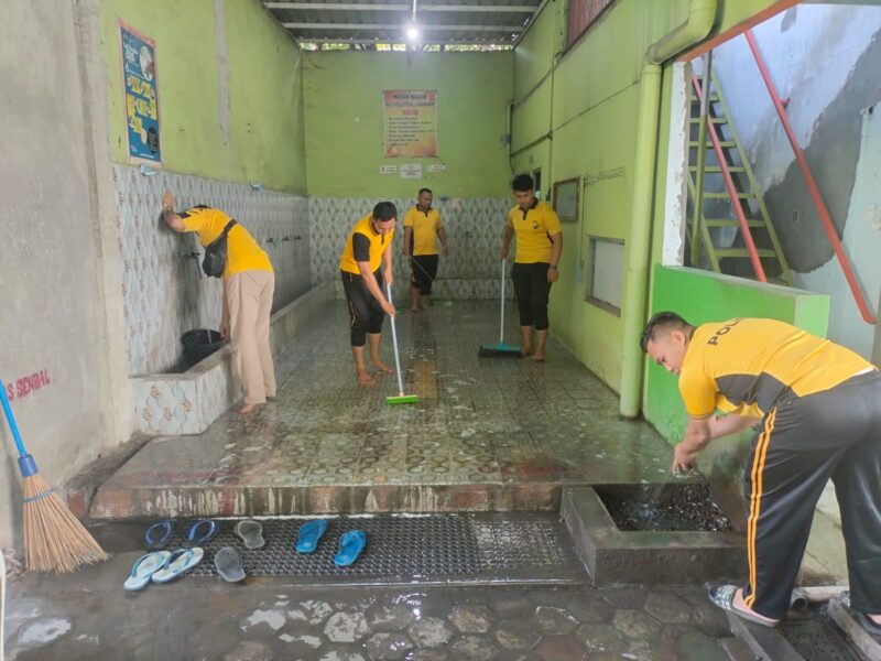 Polres Mokokerto Kota Terjunkan Puluhan Personil Gelar Bakti Sosial Bersihkan Masjid Sambut Ramadhan 2025