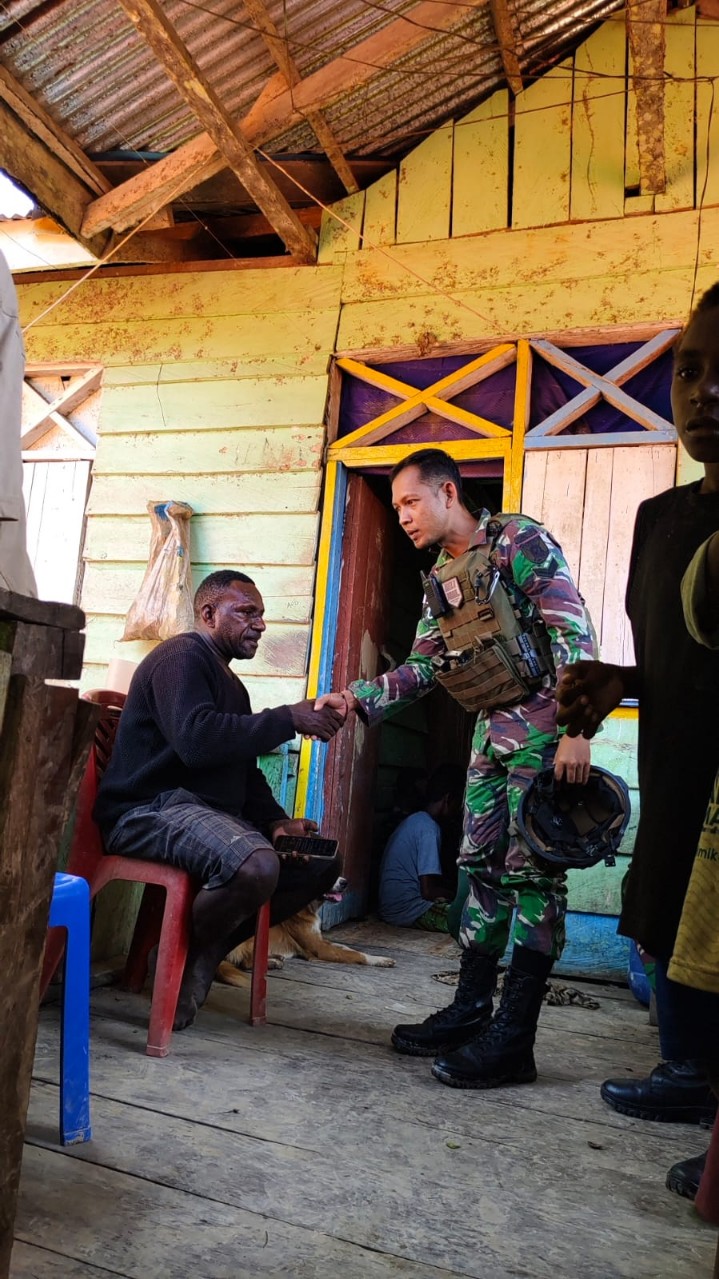 Wujud Solidaritas, Satgas Yonif 611/Awang long Melaksanakan Anjangsana Sekaligus Beri Bantuan Masyarakat Yang Berduka
