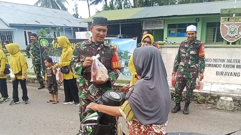 Indahnya Berbagi, Koramil 1002-01/Batang Alai Selatan Bagikan Takjil Gratis.