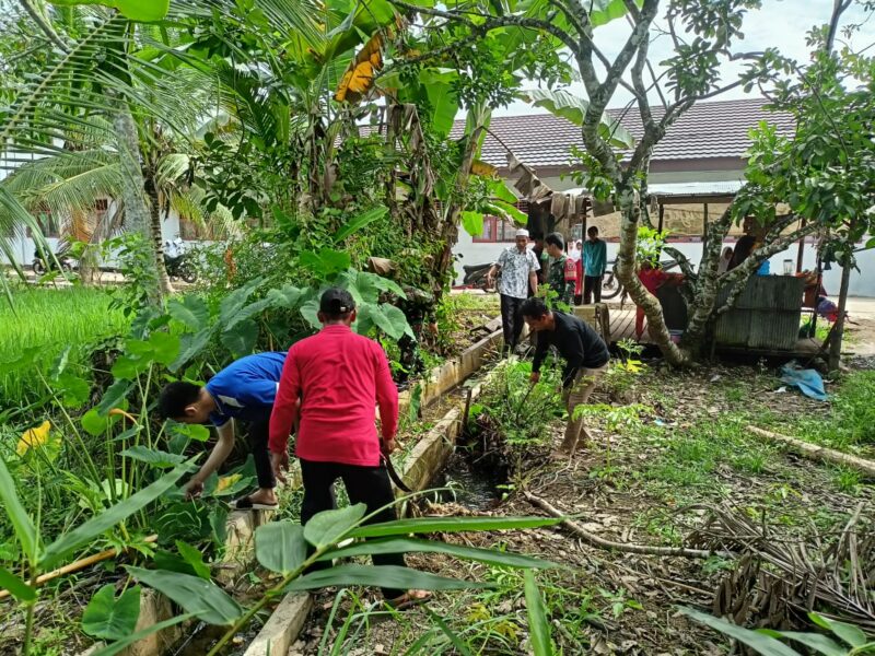 Aksi Babinsa dan Warga Desa Takulat: Bersihkan Parit untuk Mencegah Bencana Banjir