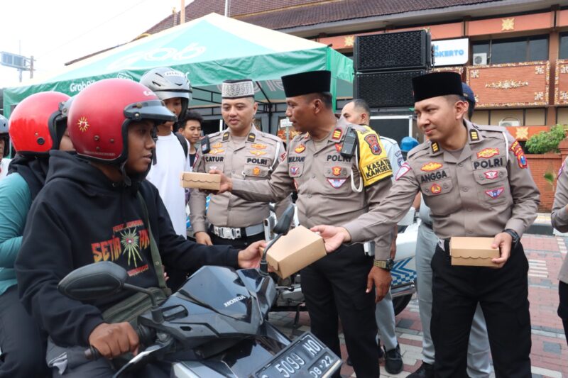 Masyarakat Antusias, Sobat Lantas Bagikan Takjil di Kota Mojokerto