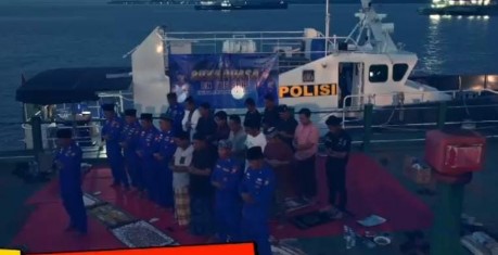 Momen Ditpolairud Polda Jatim Buka Puasa dan Tarawih Bareng ABK di Tengah Perairan Surabaya
