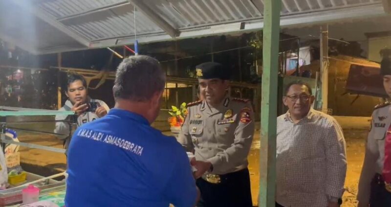 Dirikan Dapur Lapangan, Polri Bagikan 500 Porsi Makanan untuk Korban Bajir Rawajati