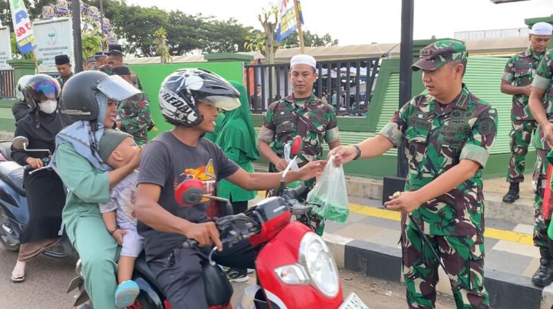 Bulan Penuh Berkah Dandim 1009/Tanah Laut Bersama Anggota Dan Persit Berbagi Takjil Kepada Masyarakat