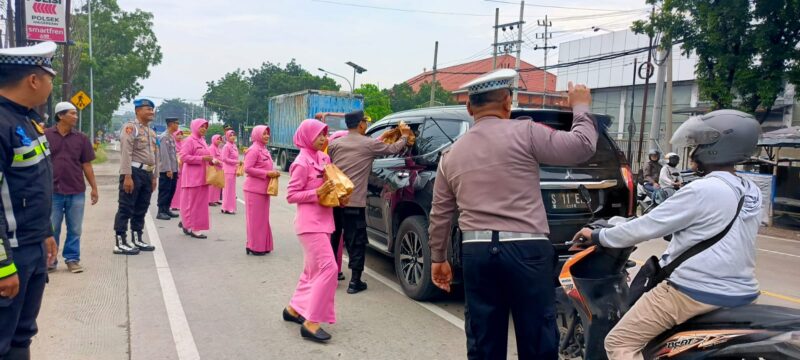 Polisi Bagikan Ratusan Takjil Gratis ke Warga Mojokerto kota