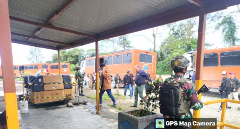 Pastikan Kenyamanan Warga, Satgas Yonif 611/Awang Long Melaksanakan  Pengawalan Bus Masyarakat 