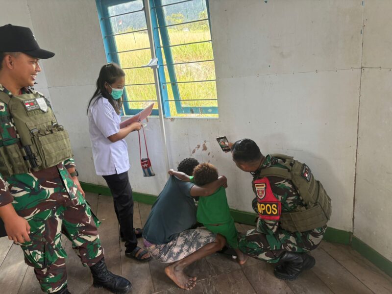 Tingkatkan Kesehatan, Satgas Yonif 611/Awang Long Melaksanakan Posyandu Kepada Masyarakat Distrik Jila