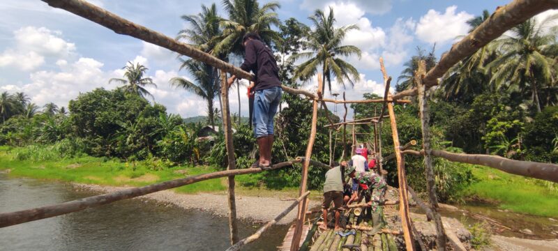 Babinsa Batu Benawa Bersama Warga Desa Alat Gotong Royong Bangun Jembatan Darurat