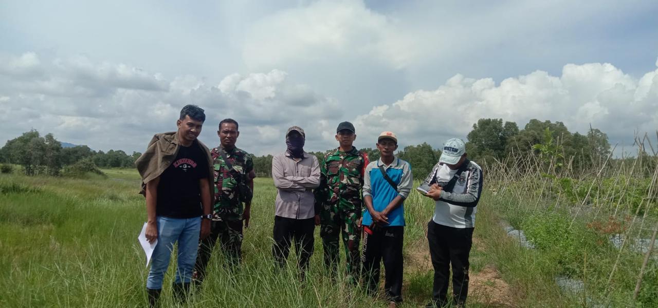 Personel Kodim 1009/Tla Dampingi Penyuluh Pertanian Cek Kesiapan Lokasi Cetak Sawah Di Kecamatan Takisung