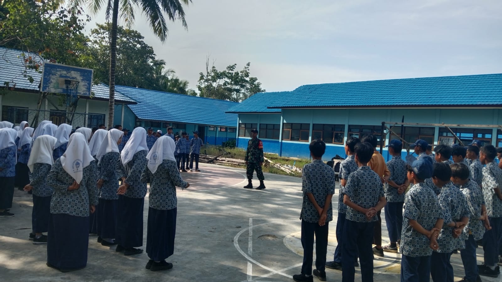 Babinsa Koramil 1002-04/Labuan Amas Selatan Latih PBB Siswa SMPN 9 Barabai di Momen Hardiknas