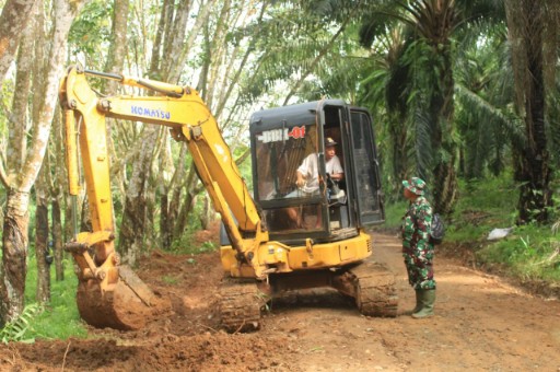 Alat Berat Didatangkan Bantu Pengerjaan Sasaran Utama Pengerasan Jalan TMMD Ke-124 Kodim 1009/Tanah Laut