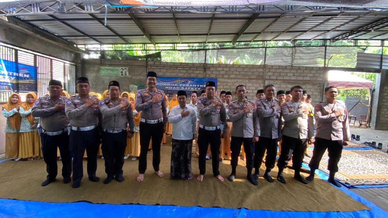 Hardiknas, Polisi Kenalkan Program Keselamatan Berkendara Edukasi Santri di Kediri