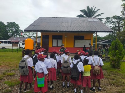 Tanamkan Cinta Tanah Air, Satgas Yonif 611/Awang Long, Berikan Materi Peraturan Baris Berbaris di SD Impres Nayaro