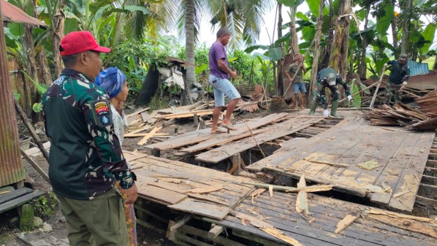 Getar Palu TNI Robohkan Nestapa Nenek Kurba: Rumah Baru Segera Dibangun!