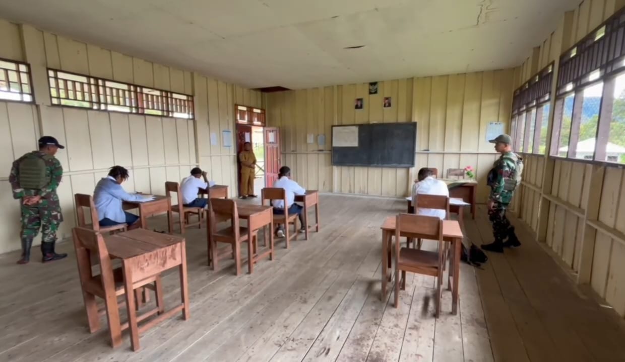 Satgas Yonif 611/Awang Long, Bantu Pihak sekolah sebagai pengawas Ujian Akhir di SMP Negeri Jila