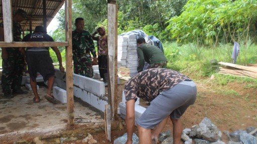 Bersama Satgas TMMD Ke-124 Kodim 1009/Tla Masyarakat Gotong Royong Di Sasaran Rehab Rumah Tidak Layak Huni