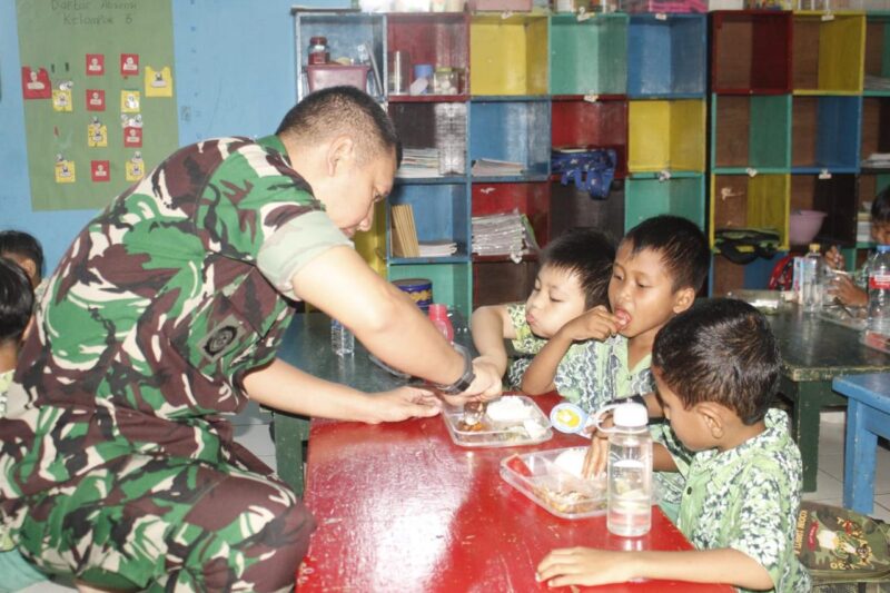 Disela Kesibukan TMMD Ke-124 Kodim 1009/Tanah Laut, Dansatgas Menyepatkan Waktu Memantau Program MBG