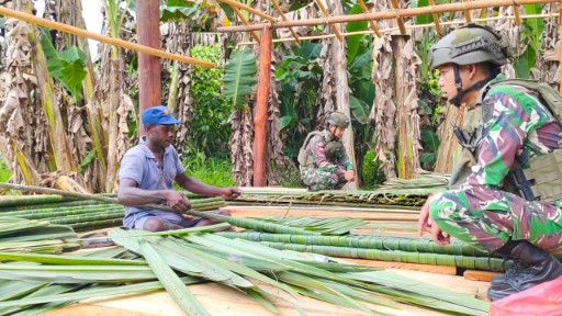 Bertempat di Kp. Sempan Timur Personil Satgas Pam Obvitnas PT. Freeepot Indonesia, Yonif 611/Awang Long melaksanakan kegiatan komsos sekaligus membantu Pembangunan Rumah Adat Suku Sempan di Distrik Jita, Kab. Mimika, Papua Tengah